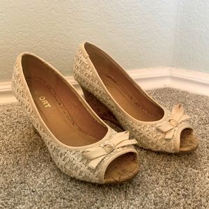 Report Ashlyn Women’s Crème Crochet Pumps. (Size 8)